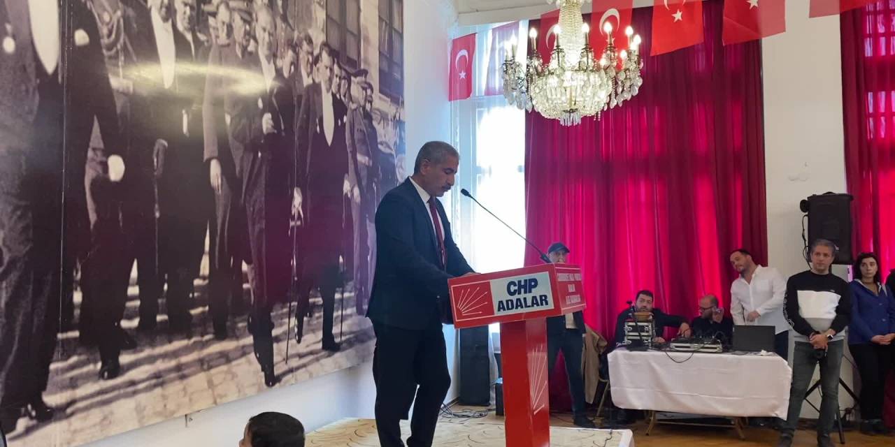 Dsp'den İstifa Eden Adalar Belediye Meclisi Üyesi Chp’ye Katıldı, Rozetini Kaftancıoğlu Taktı