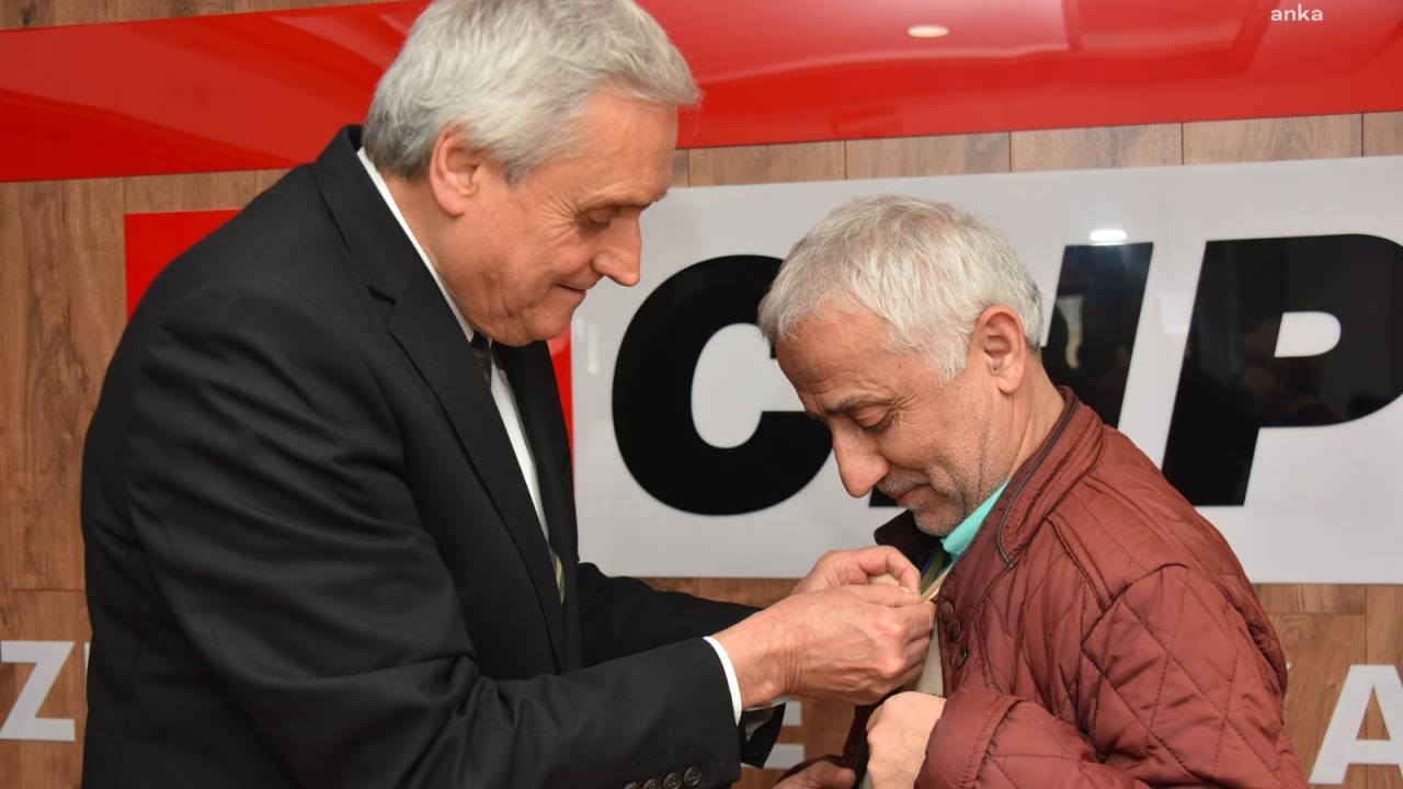Bozüyük’te Chp’ye Yeni Üye Olanlara Rozetleri Takıldı