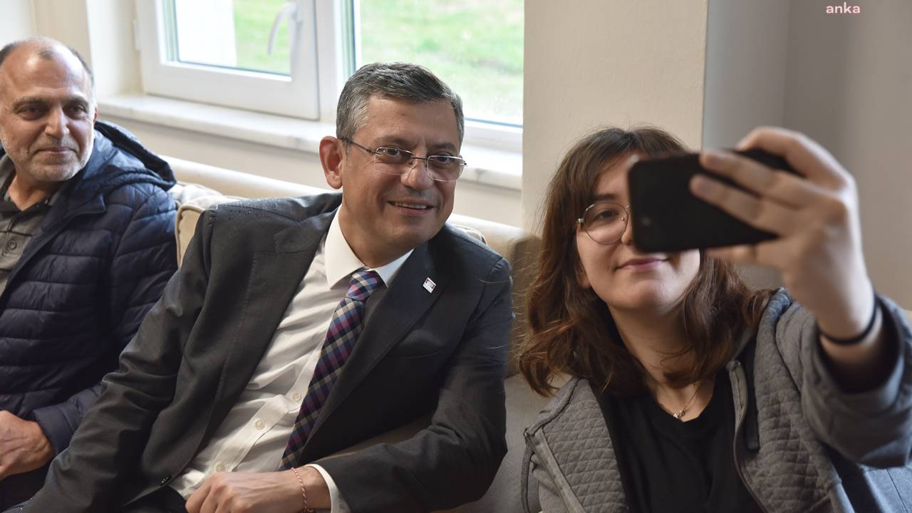 Özgür Özel, Tepebaşı’nda Yaşayan Depremzedeleri Ziyaret Etti