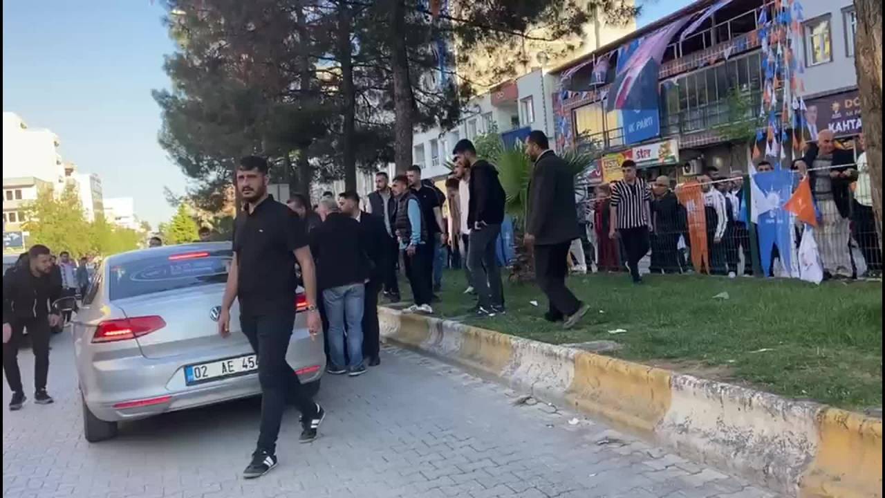 Adıyaman’da Chp Konvoyundaki Bir Araca Tekmeli-küfürlü Saldırı