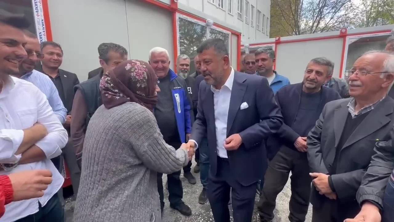 Veli Ağbaba, Malatya’da Deprem Nedeniyle İşyeri Yıkılan Esnafa Konteyner İşyerinin Anahtarlarını Teslim Etti