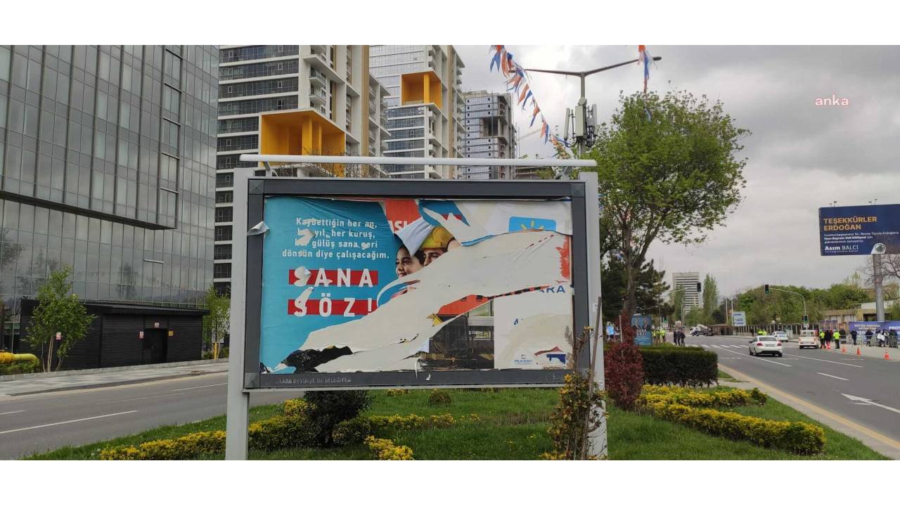 Ankara’da Akp’nin Miting Yapacağı Millet Bahçesi Çevrekindeki Chp Ve İyi Parti Afişleri Tahrip Edildi