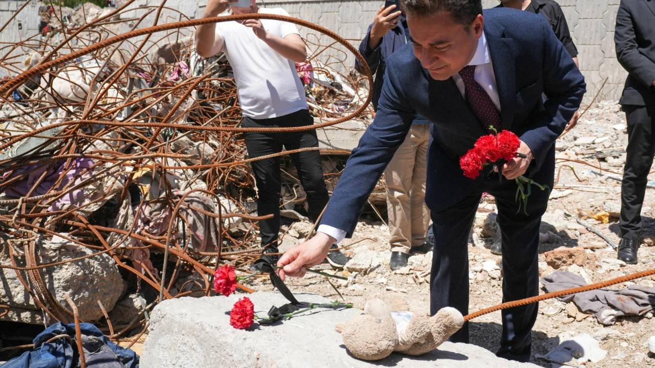 Babacan, Depremde Hayatını Kaybedenlerin Anısına Kahramanmaraş’taki Ebrar Sitesi Enkazına Karanfil Bıraktı