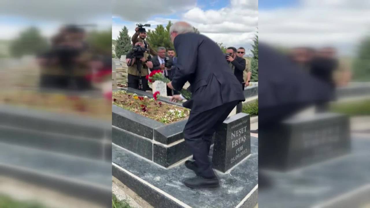 Kılıçdaroğlu, Muharrem Ertaş Ve Neşet Ertaş’ın Mezarlarına Karanfil Bıraktı, Dua Etti