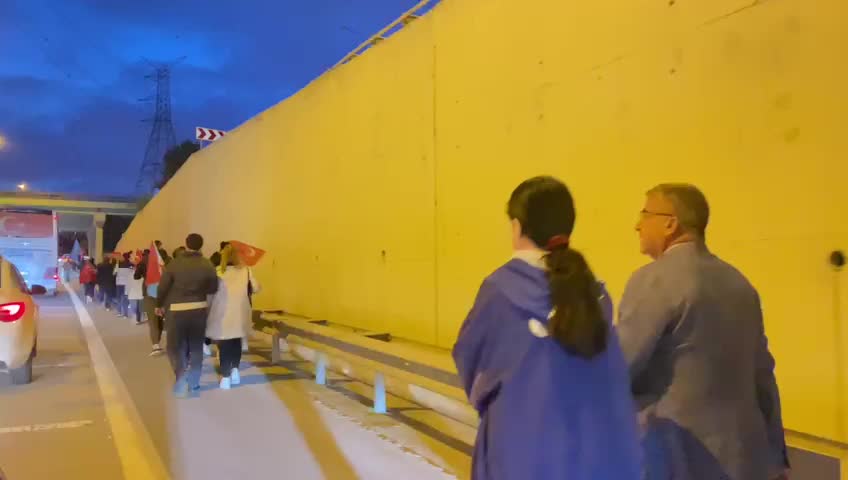 İstanbullular, İmamoğlu'nu Karşılamak İçin Sabiha Gökçen Havalimanı'na Akın Etti