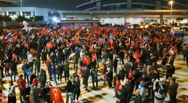 Sabiha Gökçen Havalimanı, Miting Alanına Döndü... Vatandaşlar, "Hak, Hukuk, Adalet" Sloganları Atıyor