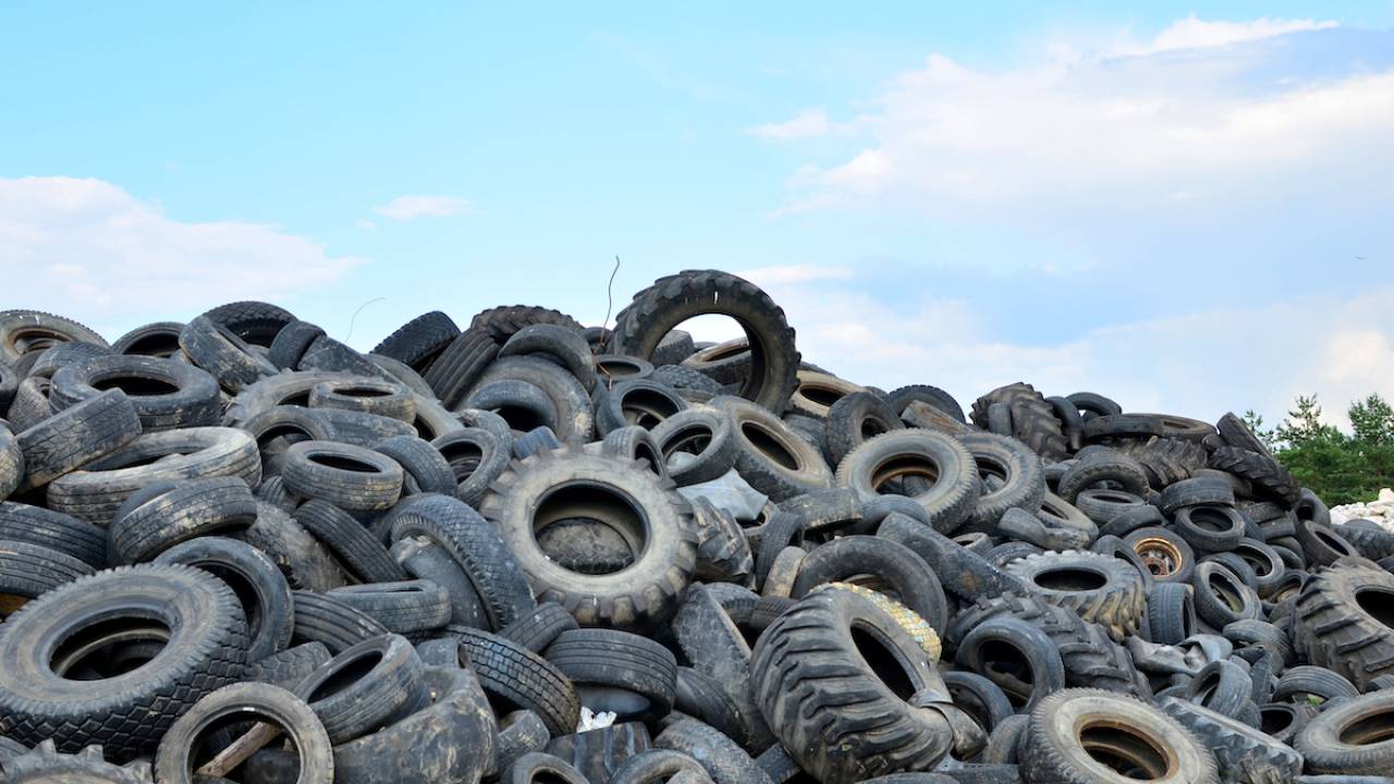 Arabaların Eskiyen Lastikleri Parklarda Yumuşak Zeminlere Dönüştürülüyor