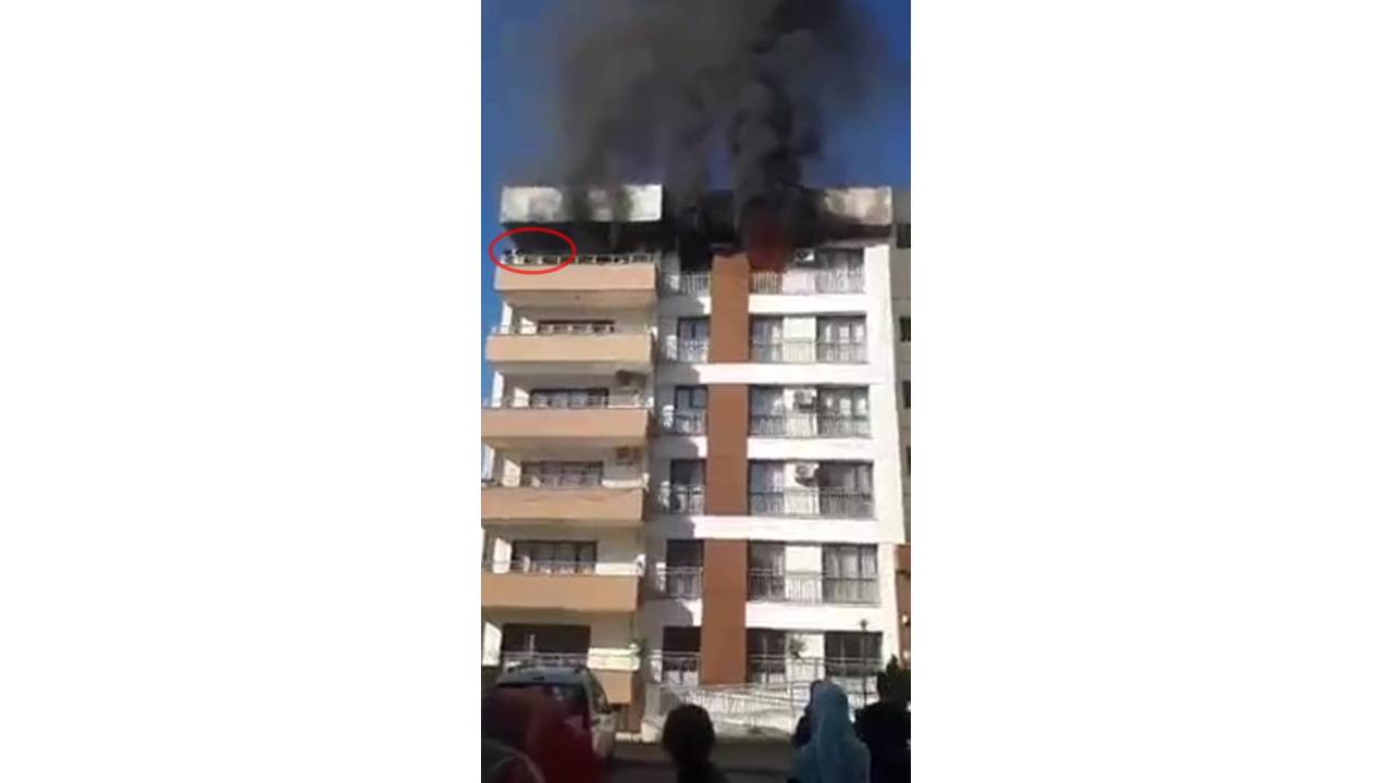 Yangında Balkonda Mahsur Kalan Aileyi İtfaiye Kurtardı