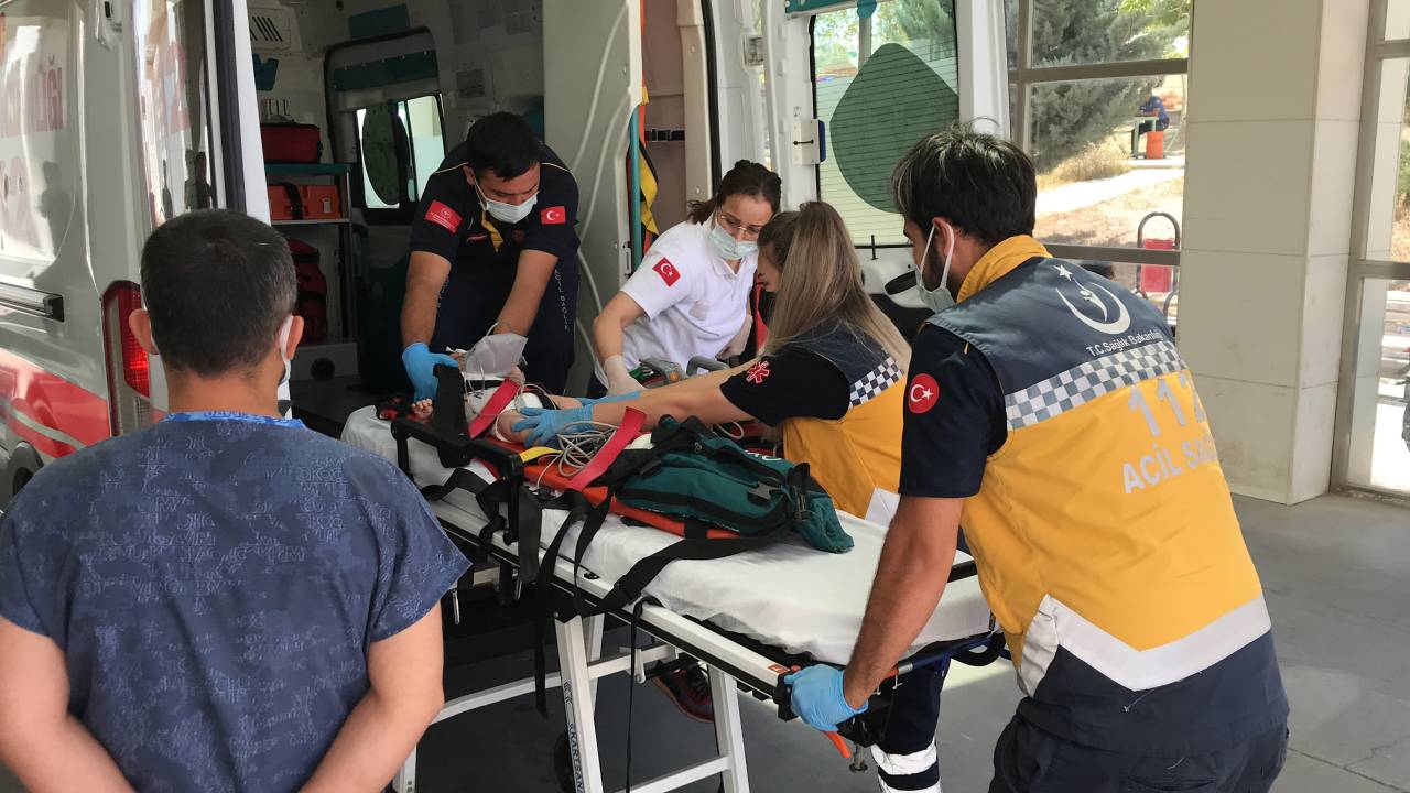 Tatil Dönüşü Otomobiliyle Tır'a Çarptı, Eşi Ve Bebeğiyle Birlikte Yaralandı