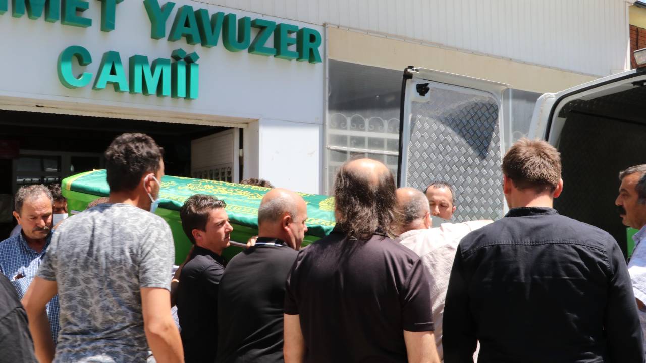 Meslektaşı Buse İle Kazada Ölen Seda Hemşire, Son Yolculuğuna Uğurlandı