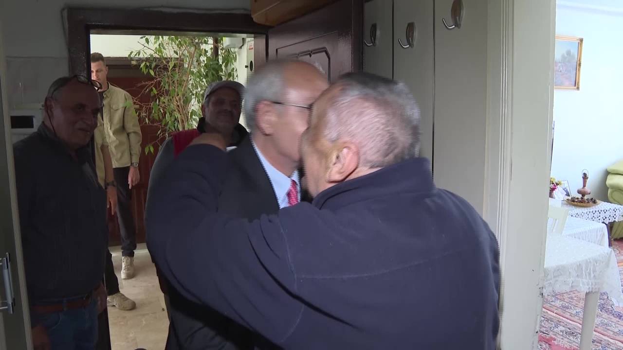 Kılıçdaroğlu, Ortaokul Öğretmeni Mehmet Uğur’u Ankara Sincan’daki Evinde Ziyaret Etti