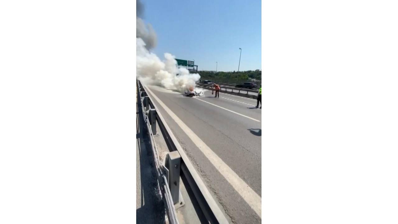 Köprü Girişinde Kaza Yapan Motosiklet Alev Aldı; Trafik Oluştu