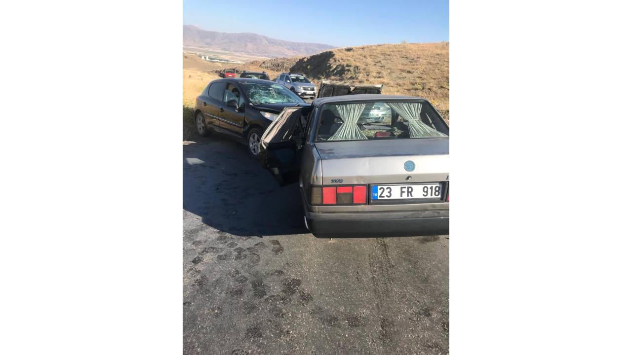 Elazığ'da İki Otomobil Çarpıştı: 8 Yaralı