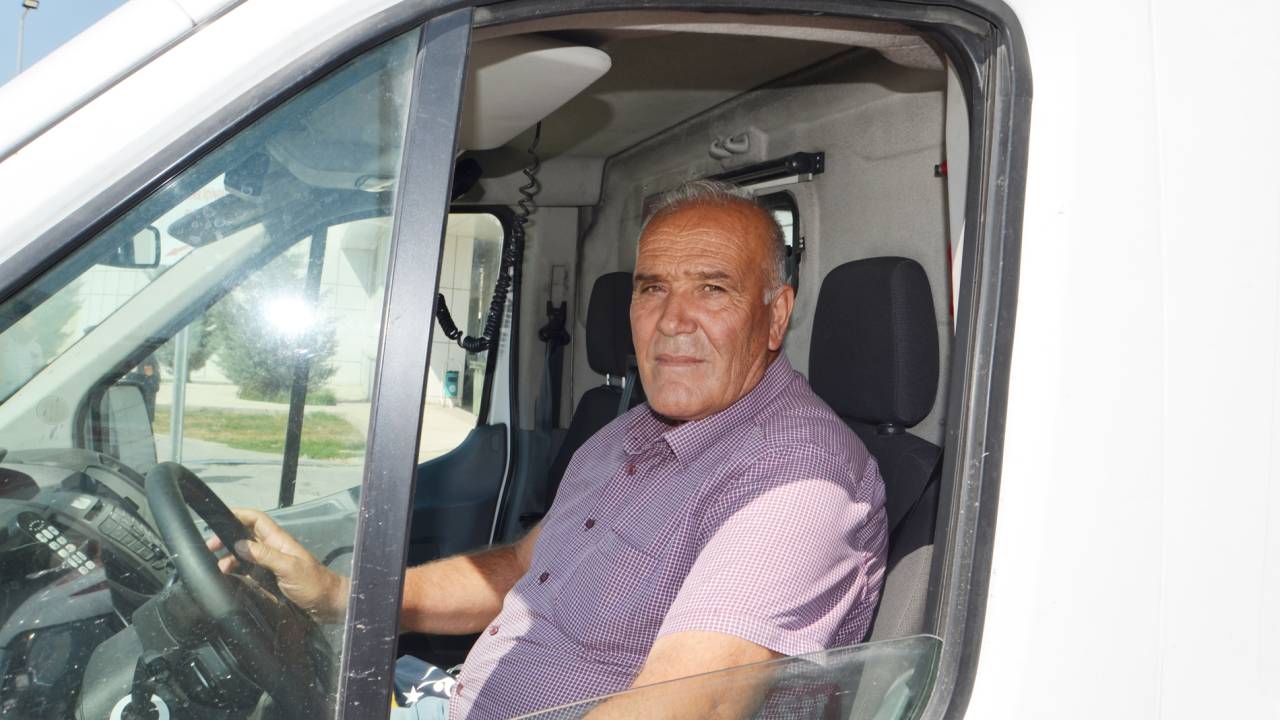 Takla Atan Otomobilde Sıkışanları Yoldan Geçen Ambulans Şoförü Ve Sağlık Görevlisi Kurtardı