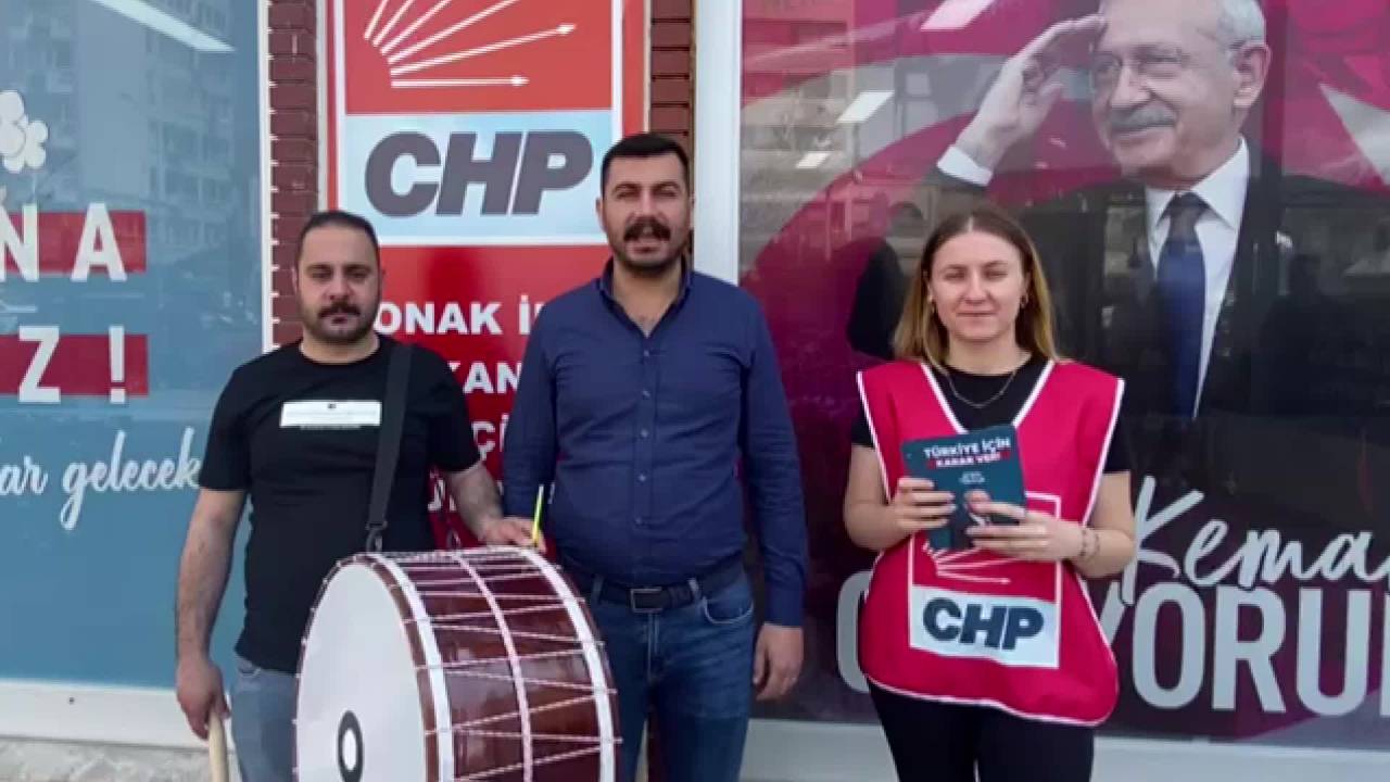 İzmir’de Chp’li Gençlerden Manili-davullu Seçim Çalışması