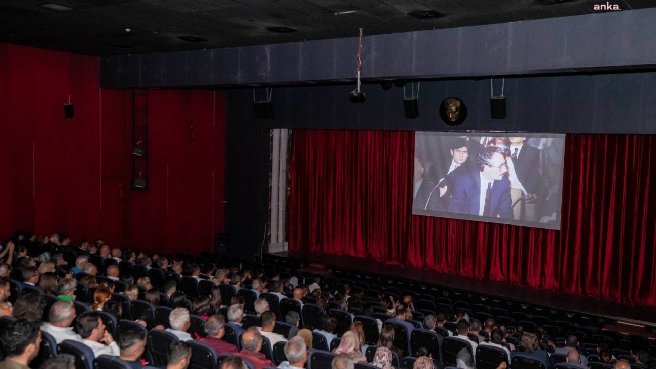 İzmirliler Kemal Kılıçdaroğlu’nun Hayatını Anlatan Belgeseli İzledi