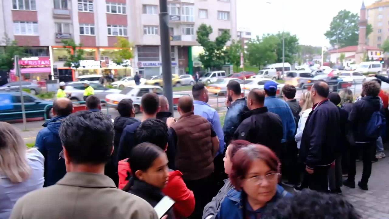 Eskişehir'de Akp İle Chp'liler Arasında Gerginlik Yaşandı