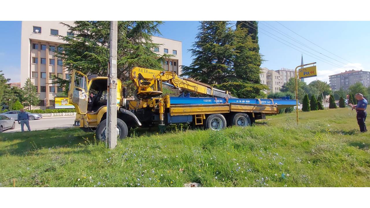 Freni Boşalan Vinç, Otomobil Ve Yayalara Çarptı: 2 Ölü, 1 Yaralı