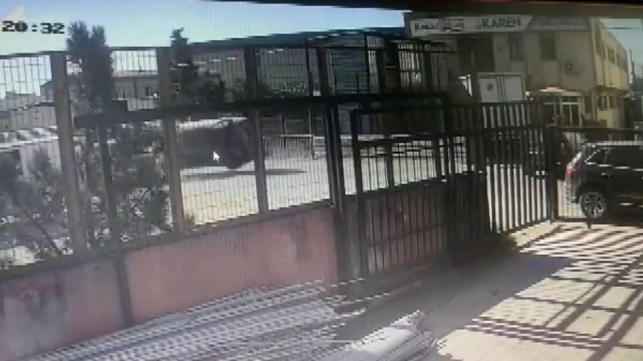 Tuzla'da Kaza Kamerada: Park Halindeki Otomobile Çarpıp Takla Attı