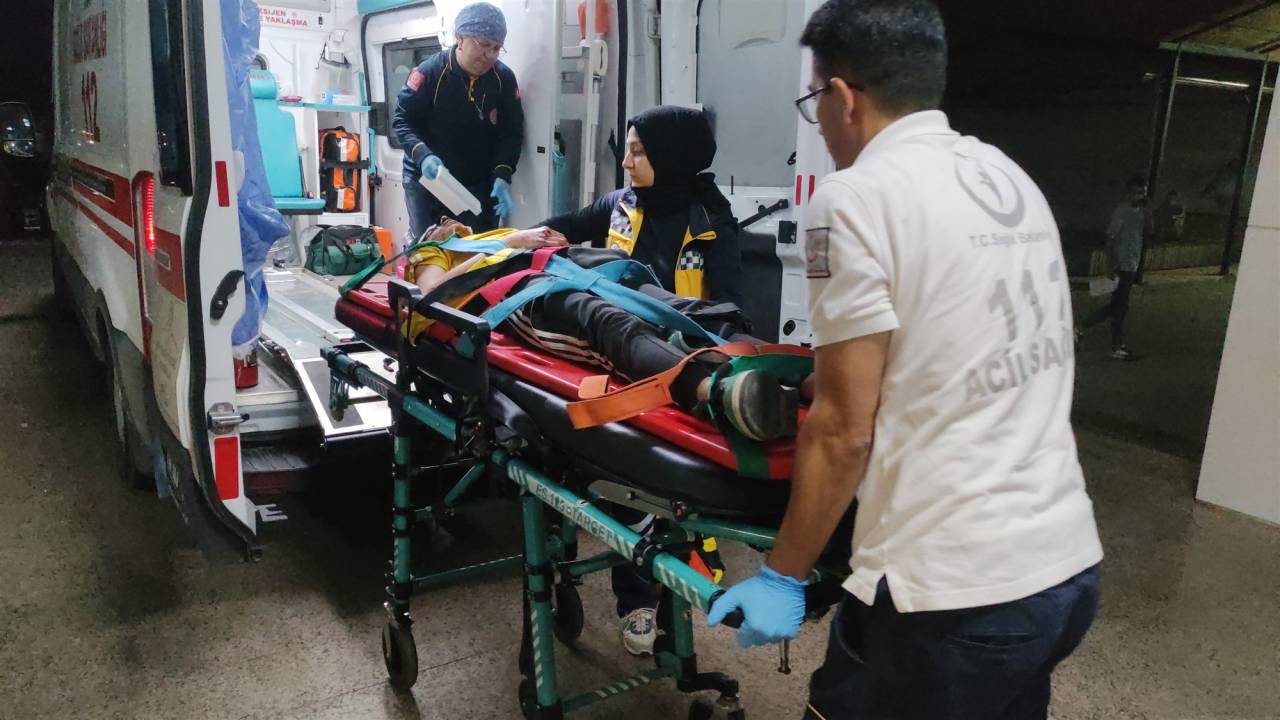 Kamyonun Çarptığı Otomobilin 15 Yaşındaki Sürücüsü Ağır Yaralandı