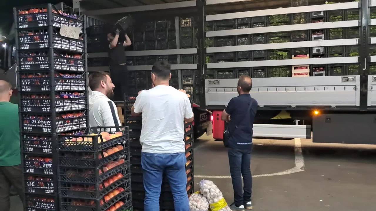 Artvinli Sebzeci Babacan: "Sebze Meyvede Yaz Sezonu Diye Bir Şey Kalmadı. Kış Da Aynı Yaz Da"