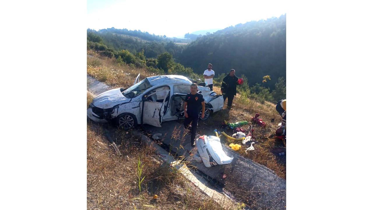 Otomobil Şarampole Yuvarlandı: Aynı Aileden 3'ü Ağır 5 Yaralı