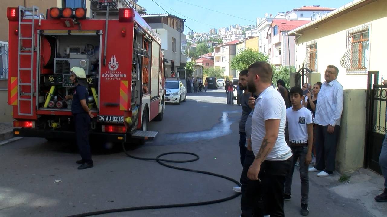 Kartal'da 4 Katlı Binanın Giriş Katındaki Dairede Yangın