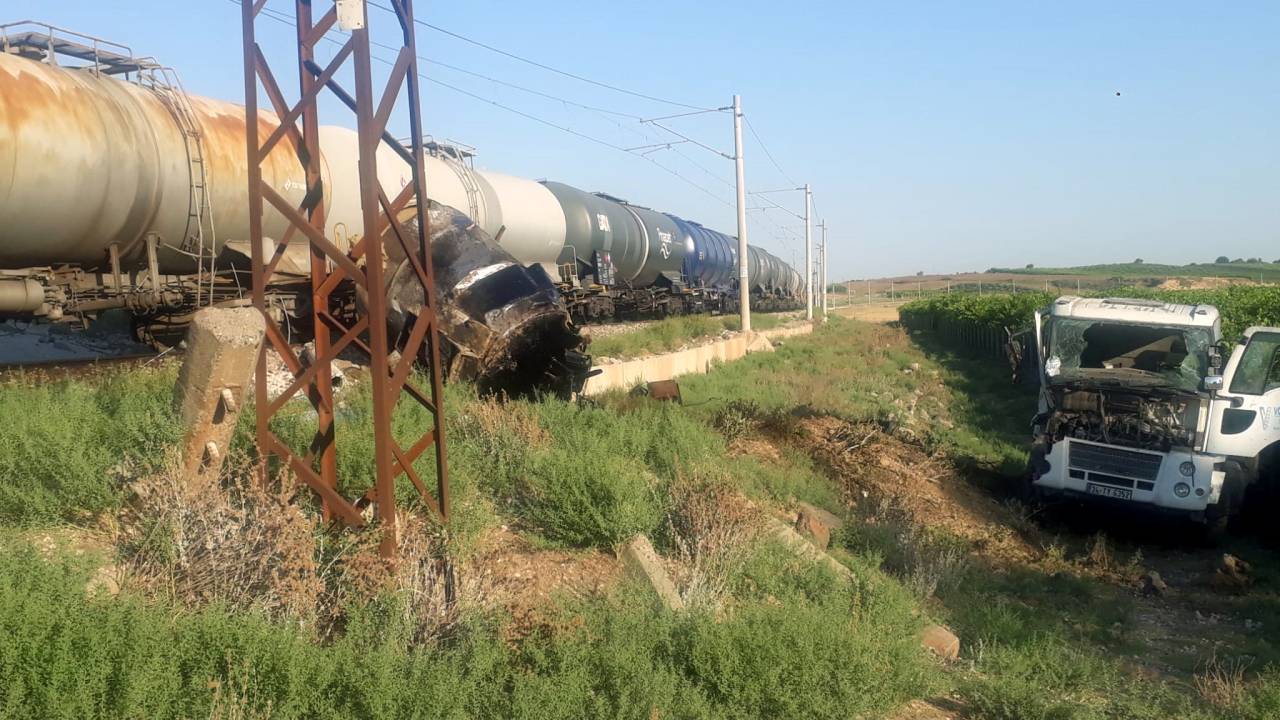 Hemzemin Geçitte Tren Kamyona Çarptı: 1 Ölü, 1 Yaralı