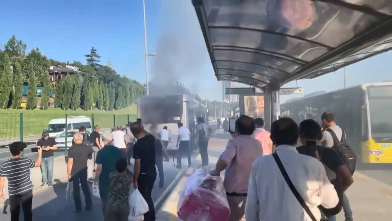 Metrobüste Çıkan Yangın Yolcularda Paniğe Neden Oldu