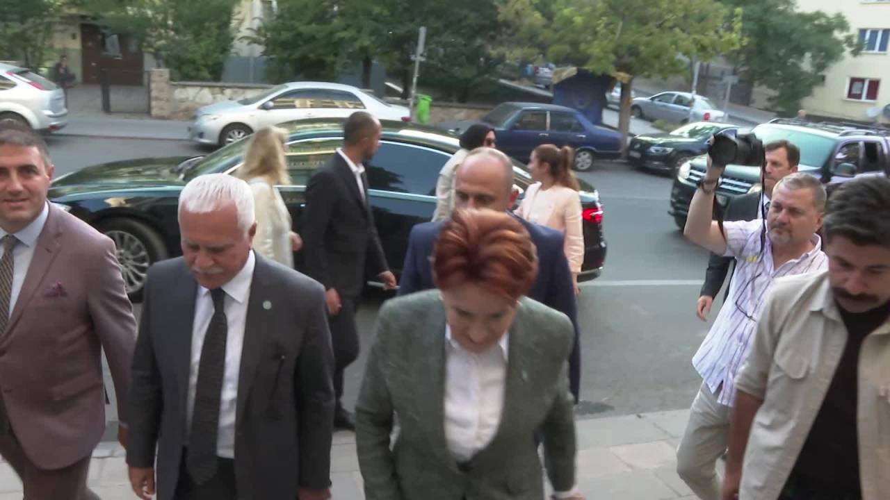 Meral Akşener, Partisinin Milletvekilleri Ve Başkanlık Divanı Üyeleriyle Bir Araya Geldi