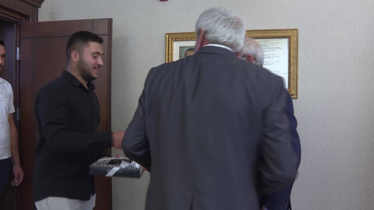 Kılıçdaroğlu, 2016’da Işid'in Şehit Ettiği Er Fethi Şahin’in Ailesi İle Chp Genel Merkezinde Bir Araya Geldi