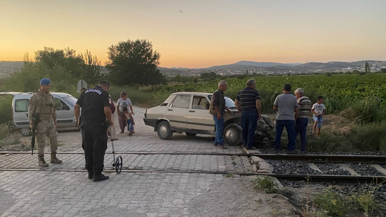 Trenin Çarptığı Otomobil Hurdaya Döndü; Karı- Koca Kazadan Yara Almadı