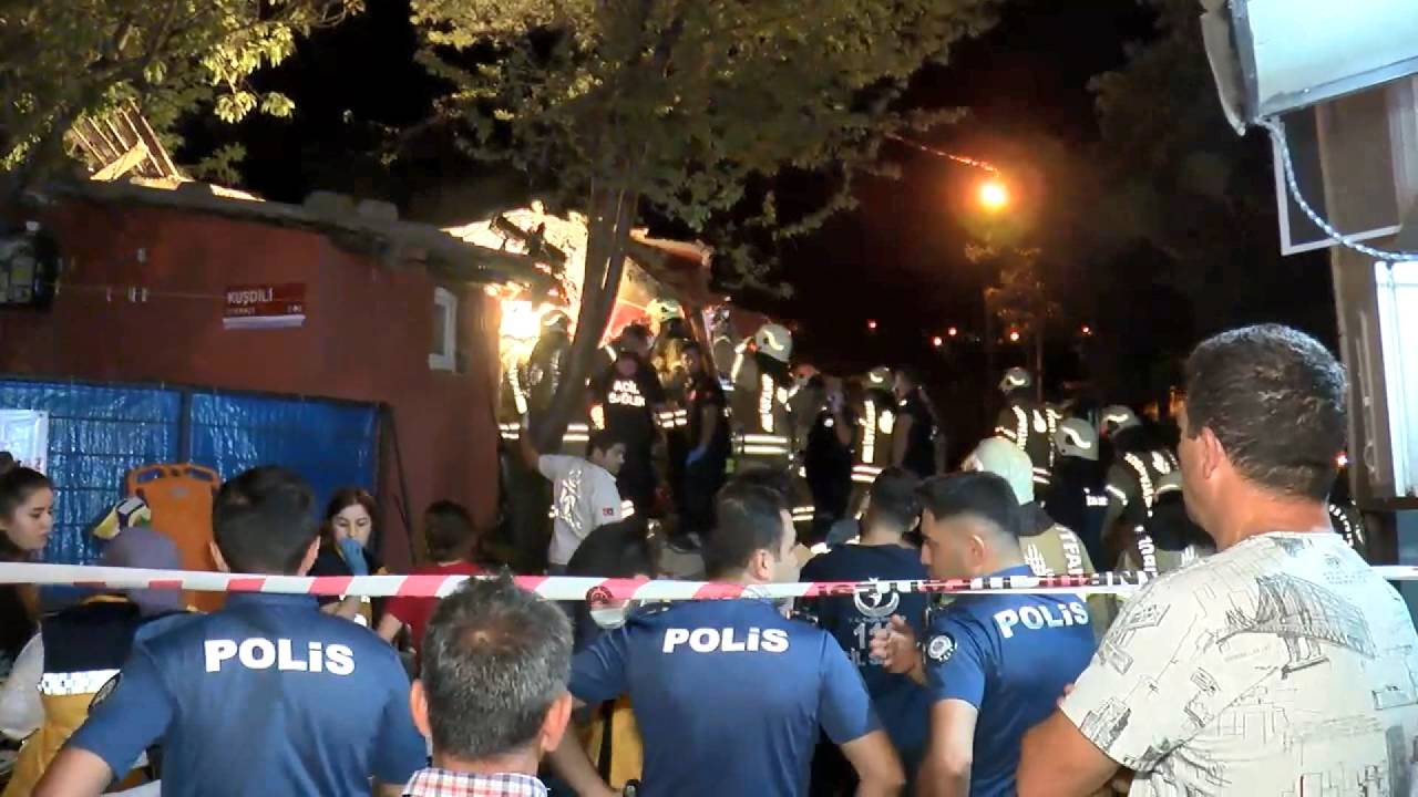 Sarıyer'de Kamyon Gecekondunun Üzerine Uçtu: 4 Yaralı