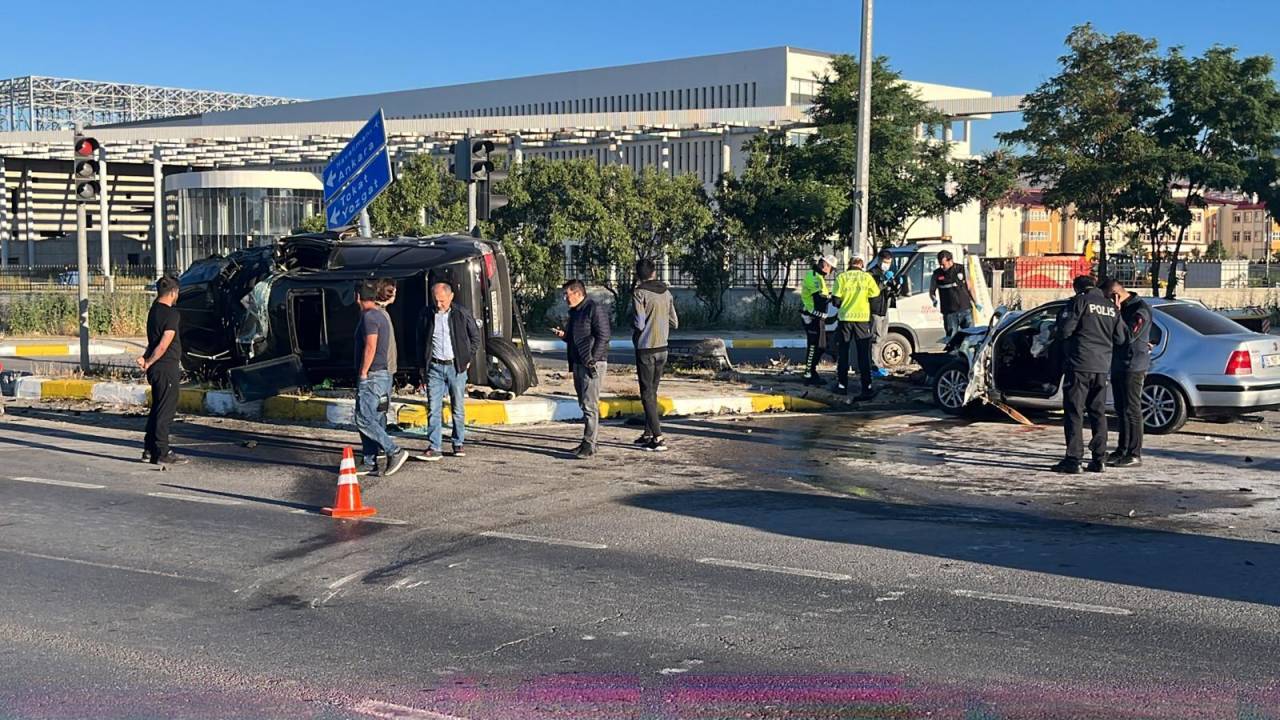 Cip İle Otomobil Kavşakta Çarpıştı: 1 Ölü, 2 Yaralı