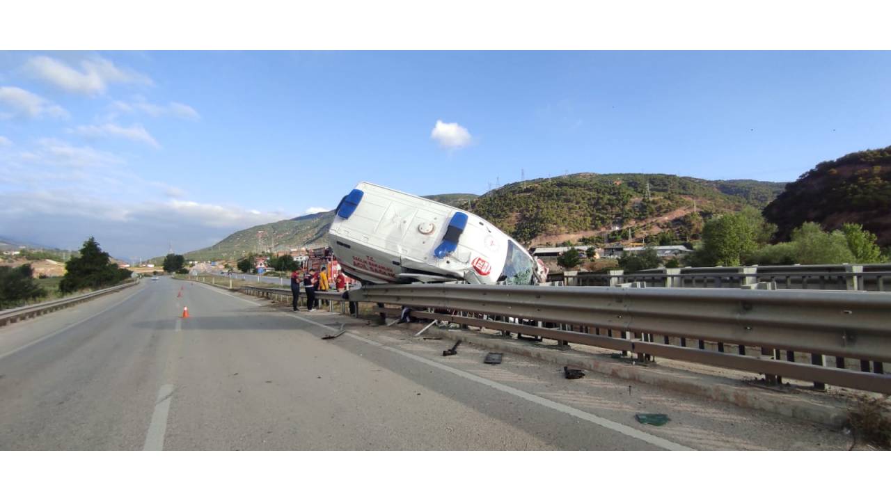 Hasta Taşıyan Ambulans Bariyerlere Çarptı: 1 Ölü, 3 Yaralı