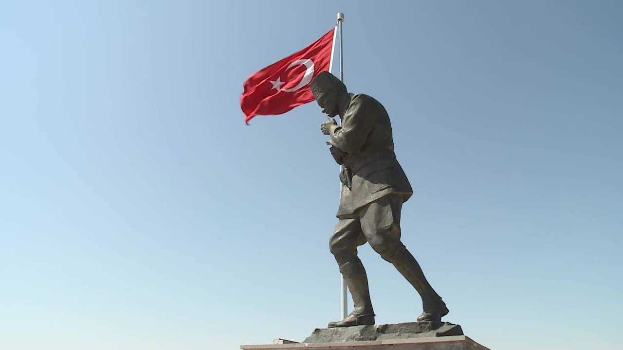 İyi Parti Genel Başkanı Akşener, Afyonkarahisar'da Kocatepe Anıtı'nı Ziyaret Etti