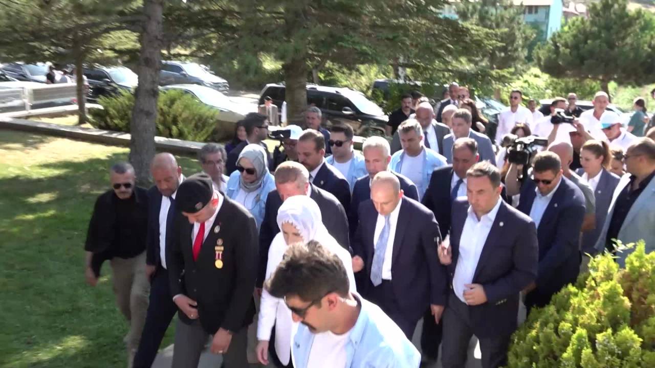 Akşener, Afyonkarahisar’da Yüzbaşı Agah Efendi Şehitliği’ni Ziyaret Etti