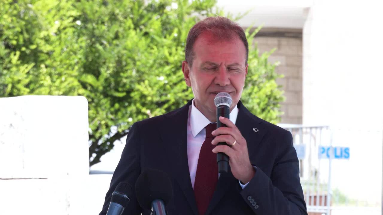 Vahap Seçer: “Bizim Geldiğimiz Gelenek Umutsuzluğu Bilmez, Yenilgiyi Hiç Kabul Etmez”