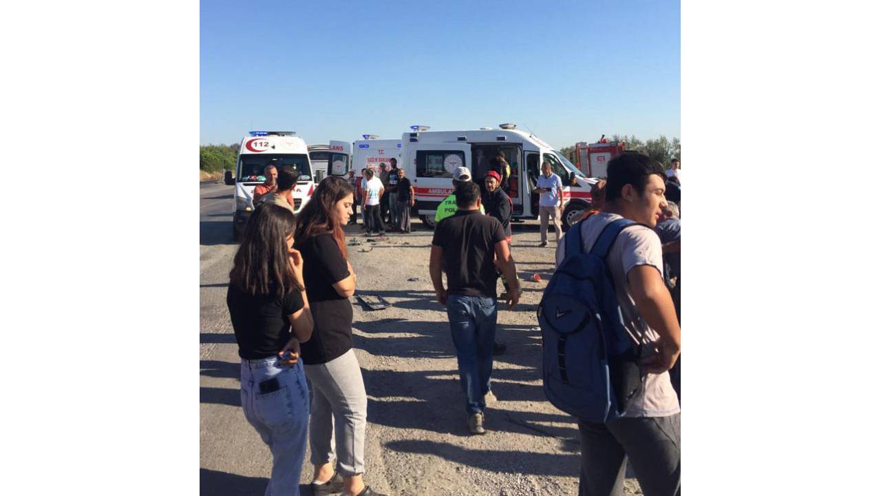 Tarım İşçilerini Taşıyan Minibüs Devrildi: 1'i Ağır, 21 Yaralı