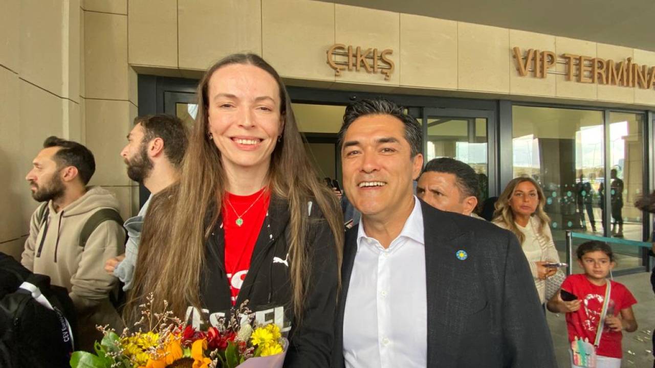 Akşener, Avrupa Şampiyonu Olan A Milli Kadın Voleybol Milli Takımı’nı Hande Baladın İle Görüşerek Tebrik Etti