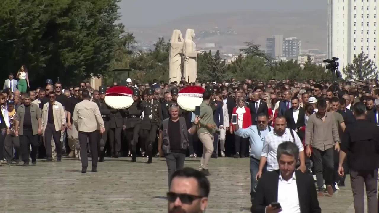 Chp 100 Yaşında... Kılıçdaroğlu, 1922 Kişi İle Birlikte Anıtkabir'de Ata'nın Huzuruna Çıktı