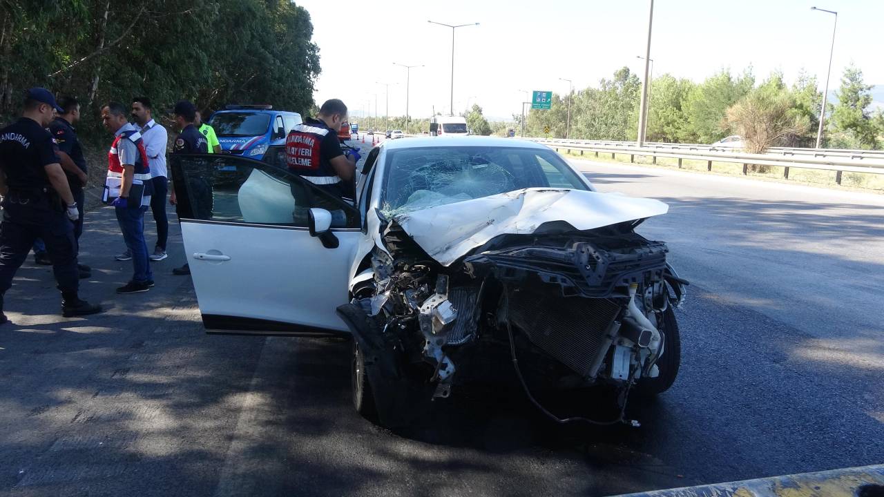 Otomobil Tır'a Arkadan Çarptı: 1 Ölü, 2 Yaralı