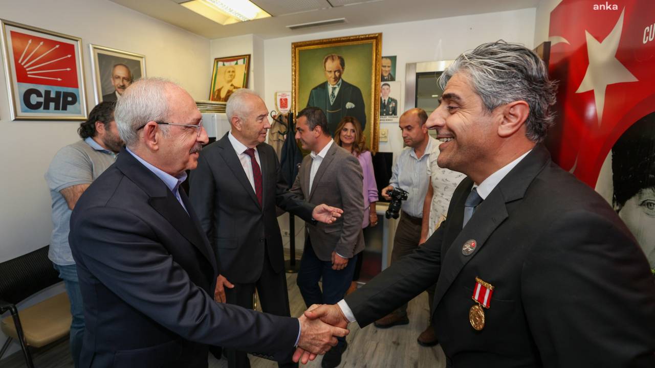 Kılıçdaroğlu, Şehit Aileleri Ve Gaziler Koordinasyon Merkezi'ni Ziyaret Etti