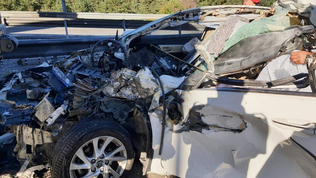 Otomobil, Tır'a Çarptı: 2 Ölü, 1 Yaralı