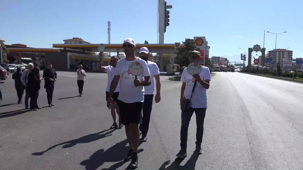 Chp Konya Ereğli İlçe Bakanı Ve Beraberindekiler, Ereğli'nin İl Olması İçin Tbmm'ye Yürüyor
