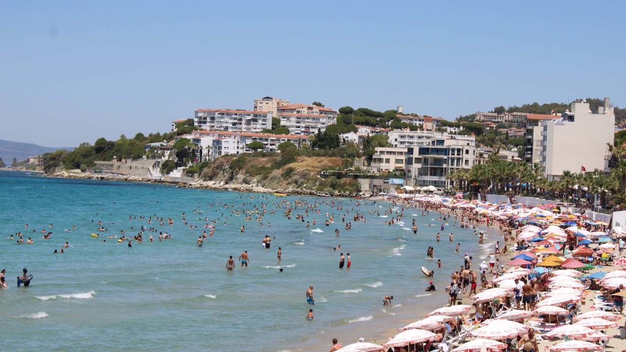 Sıcak Hava Nedeniyle Kuşadası'nda Plajlar Doldu, Milli Park Yangın Riskine Karşı Kapatıldı