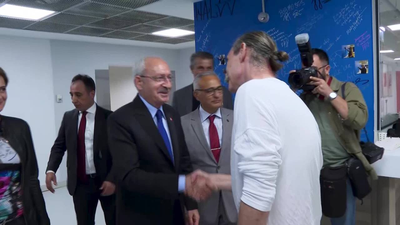 Kemal Kılıçdaroğlu, Erdal Ve Elvin Beşikçioğlu'nun Uyarladığı "Otomatik Portakal" Oyununu İzledi