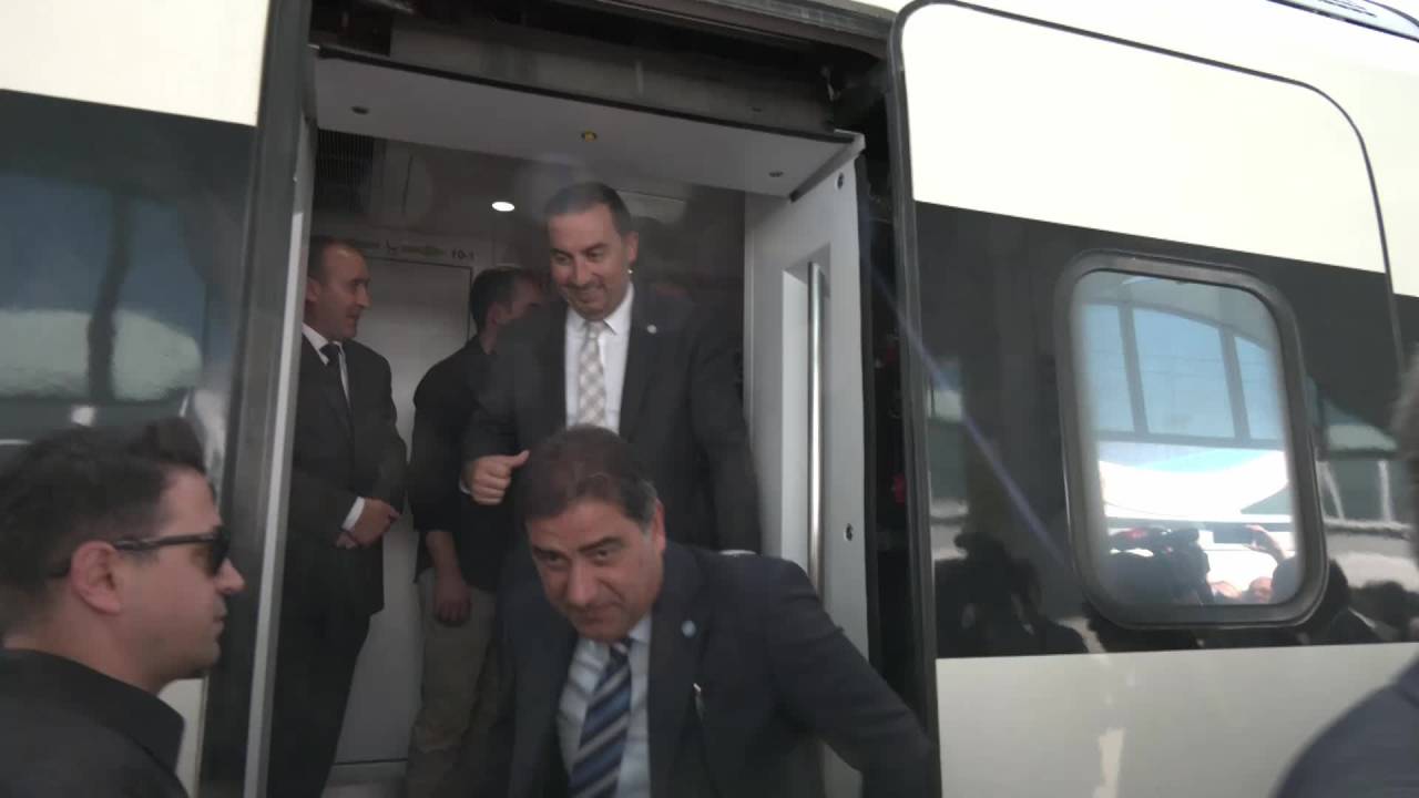 Akşener, Eskişehir’de Halk Oyunlarıyla Karşılandı