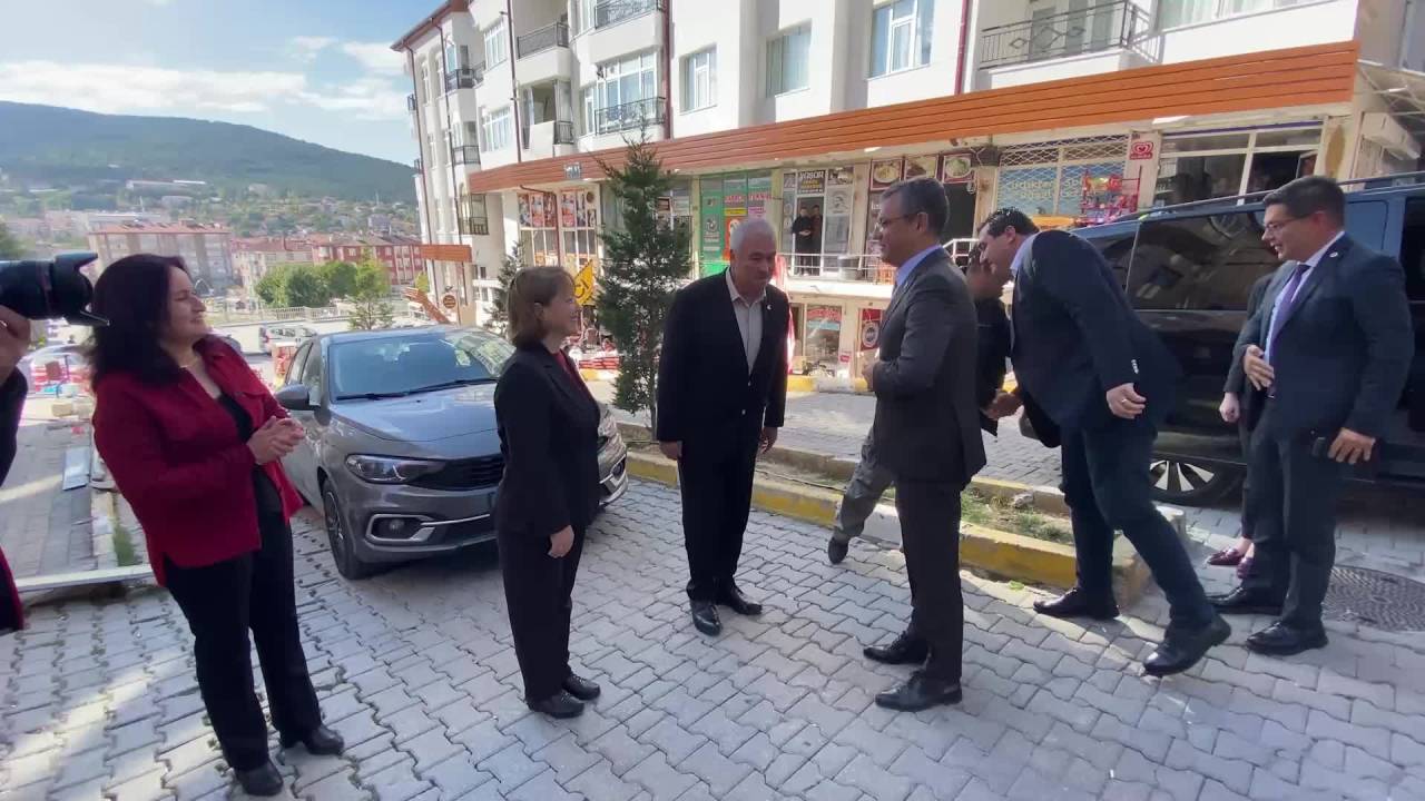 Özgür Özel, Yozgat İl Başkanlığı’nı Ziyaret Etti: “İddiamız, Chp’nin En İyi Yönetilen Kurumu Olmasıdır”