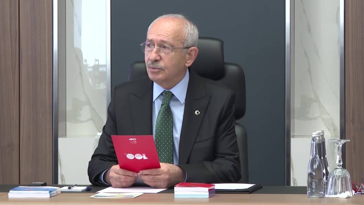 Kemal Kılıçdaroğlu, Chp Genel Merkezi'nde Bir Grup Partili Milletvekiliyle Bir Araya Geldi
